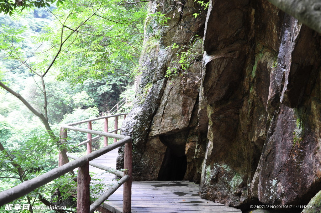 山路崎岖