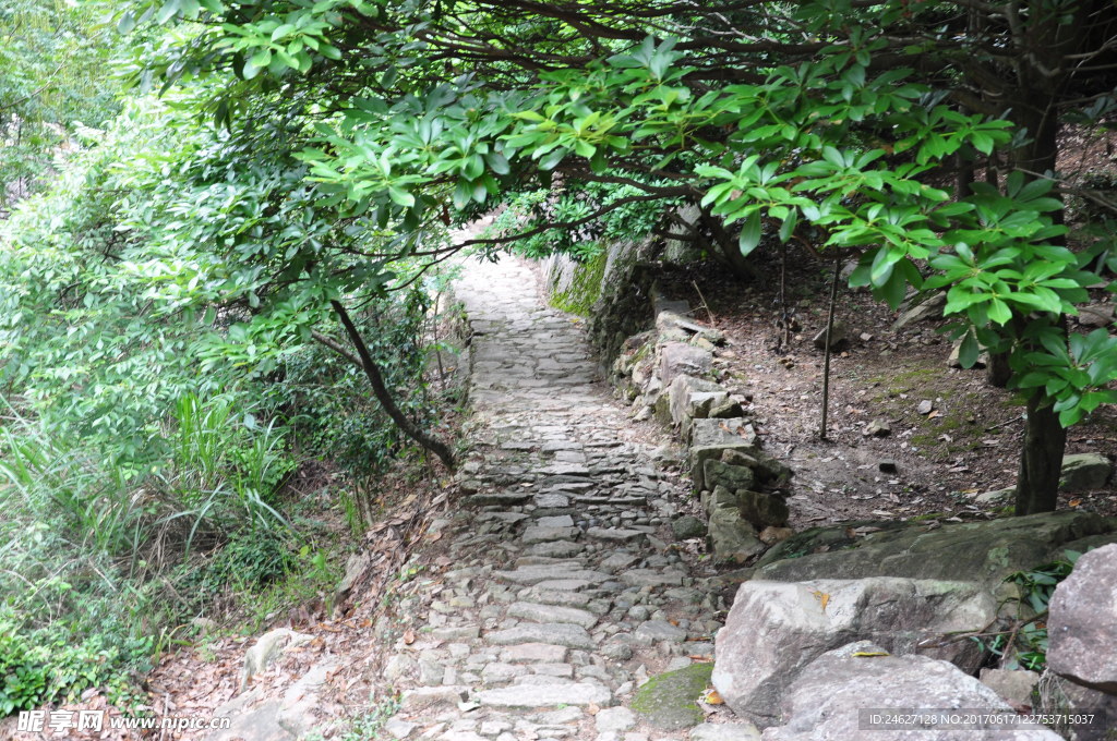 山路崎岖