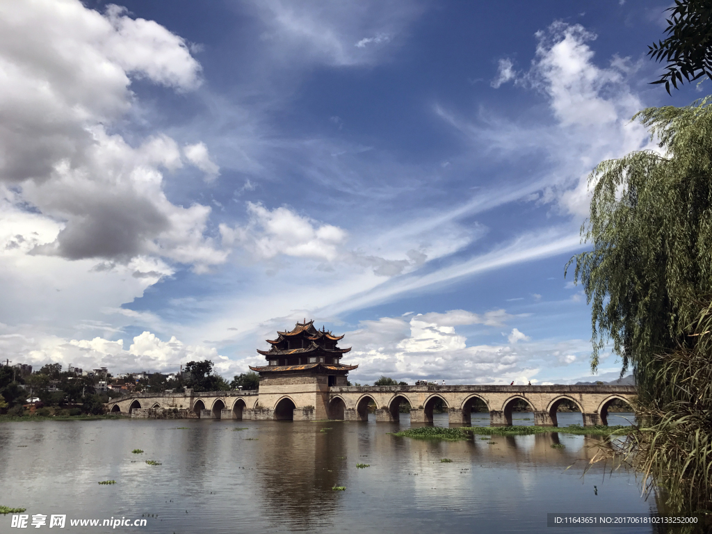 建水古城风景 蓝天 乌云十七孔