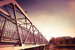 夕阳中的铁路桥图片