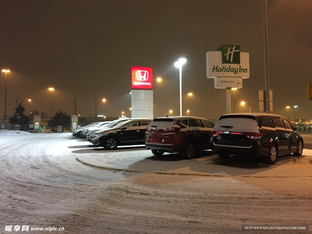 雪夜停车场