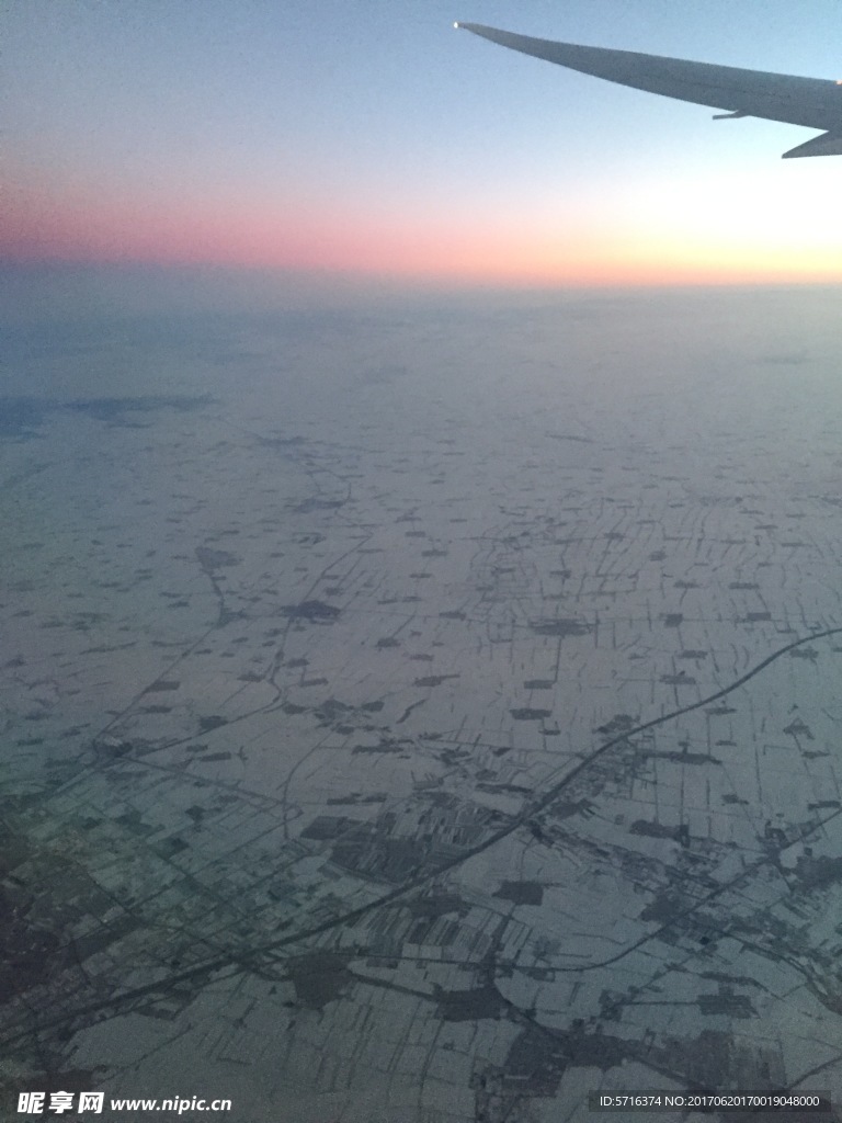 悬窗鸟瞰雪原