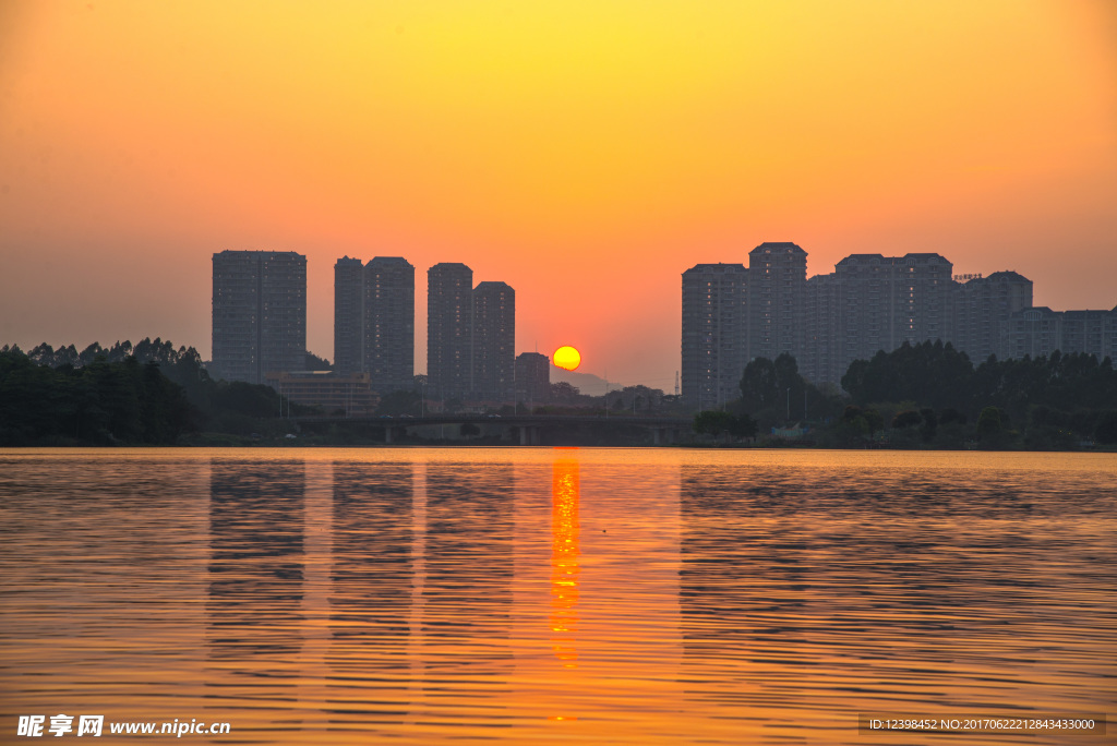 夕阳下的城市