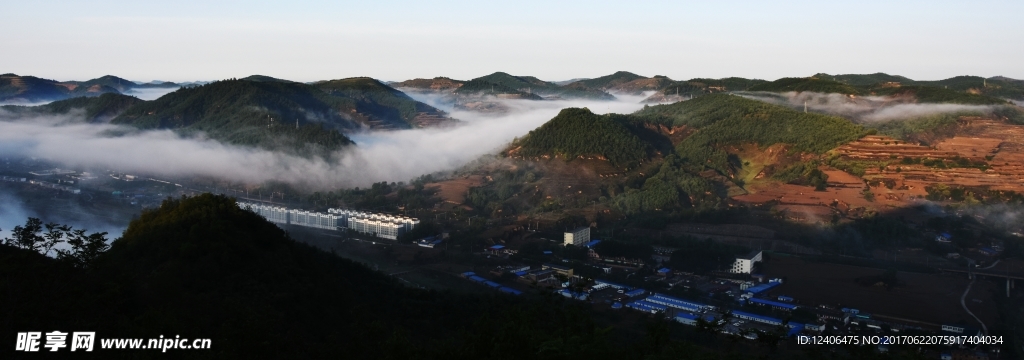 云山雾海延安宝塔蟠龙