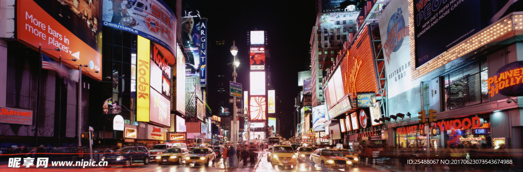 夜晚马路商街繁华车流广角宽景图