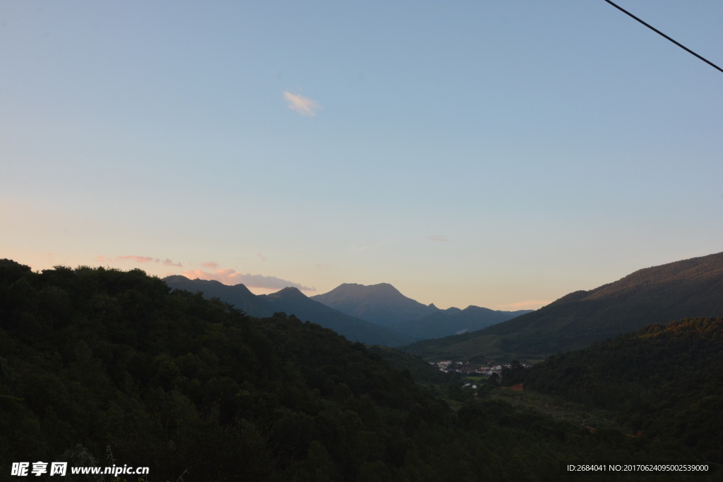 夕阳下的小山村