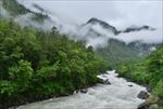 山间河水