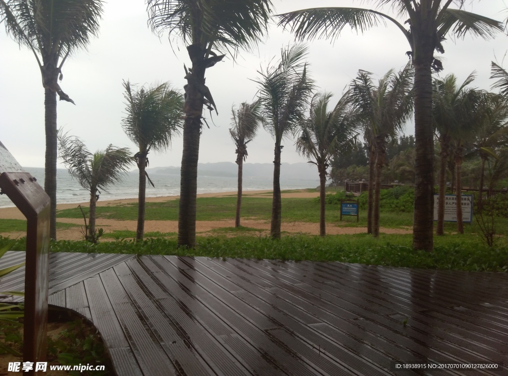 阴雨天的海棠湾