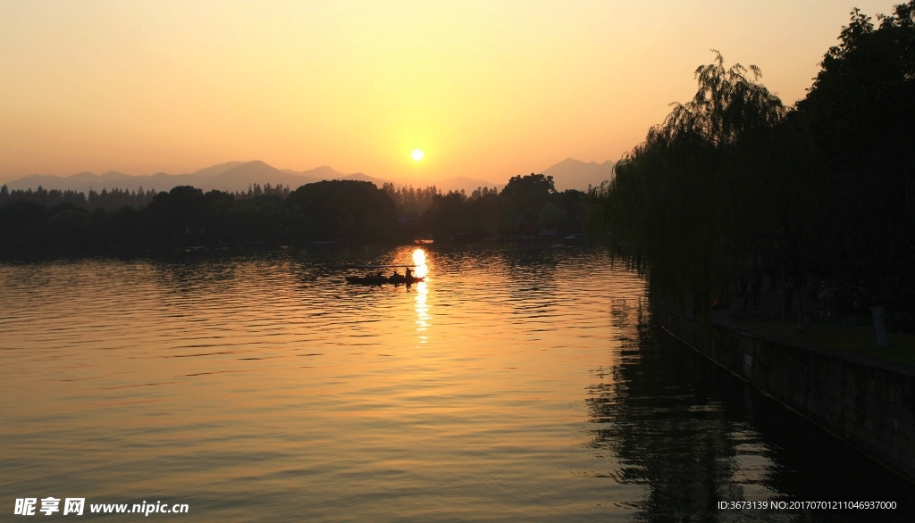 夕阳下的手划船