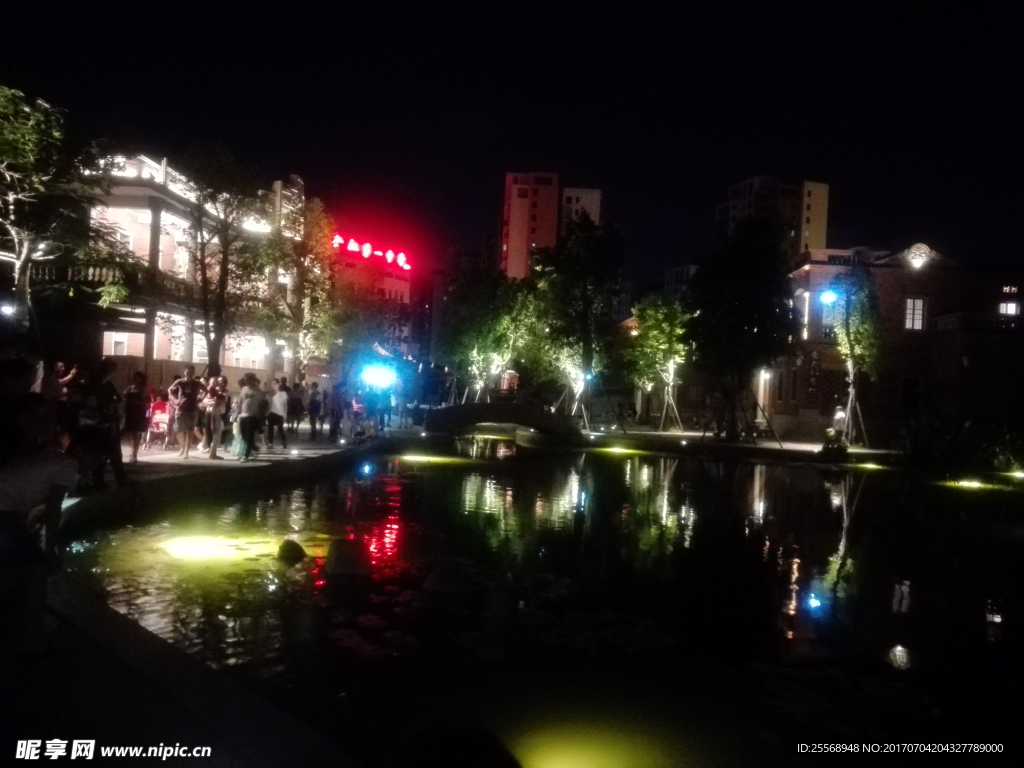 泉州晋江五店市古厝池塘灯光夜景