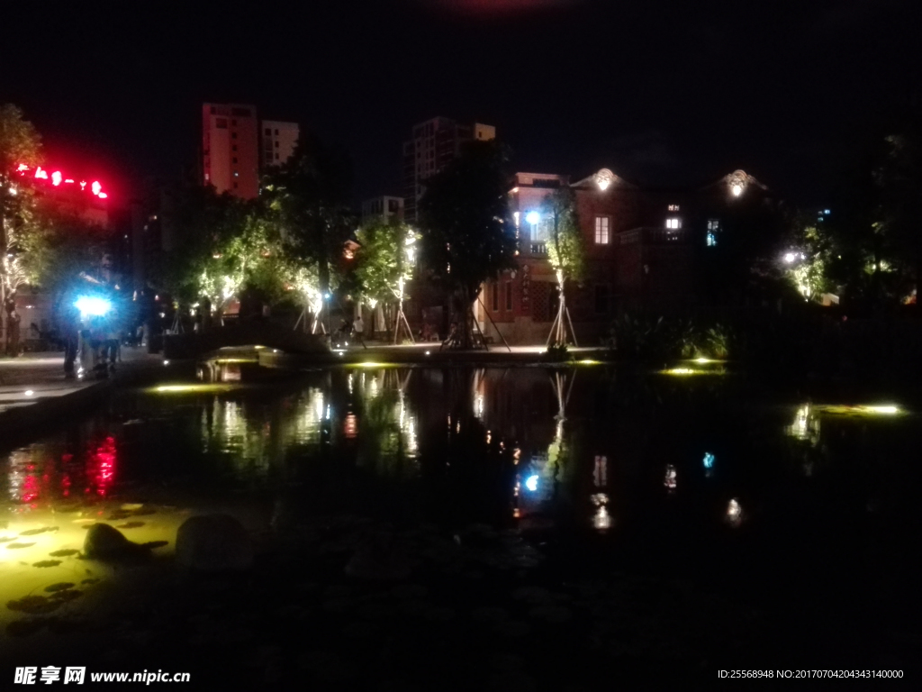 泉州晋江五店市古厝池塘夜景