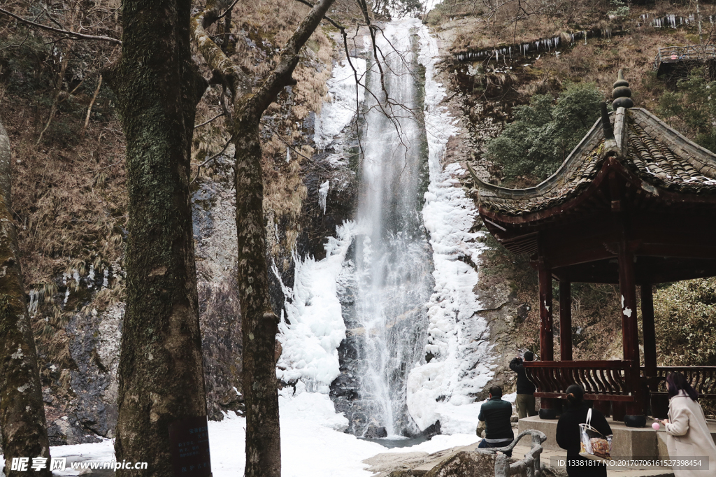 山水瀑布风景