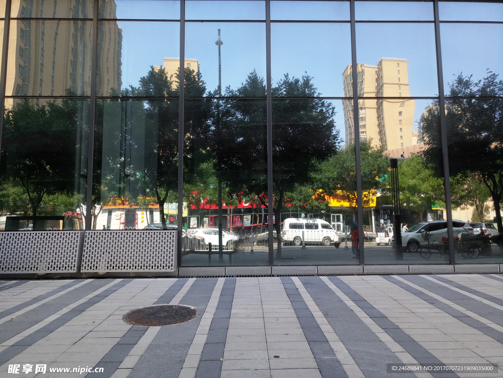 路边楼房镜面