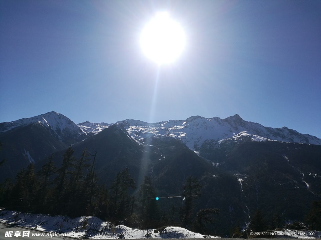 日出雪山