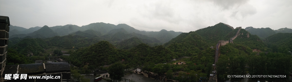 北京八达岭春天小雨雨后长城风景