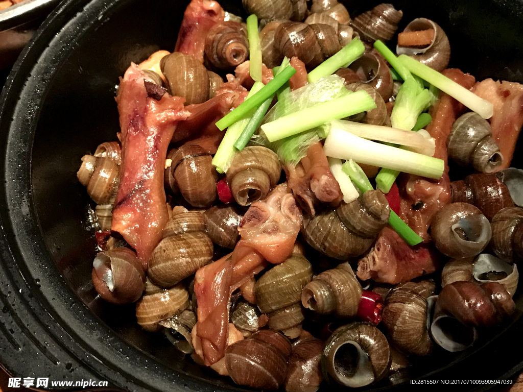 广西田螺鸭脚煲做法，鲜香辣爽，鸭脚软烂入味，光看着就流口水啦 - 哔哩哔哩