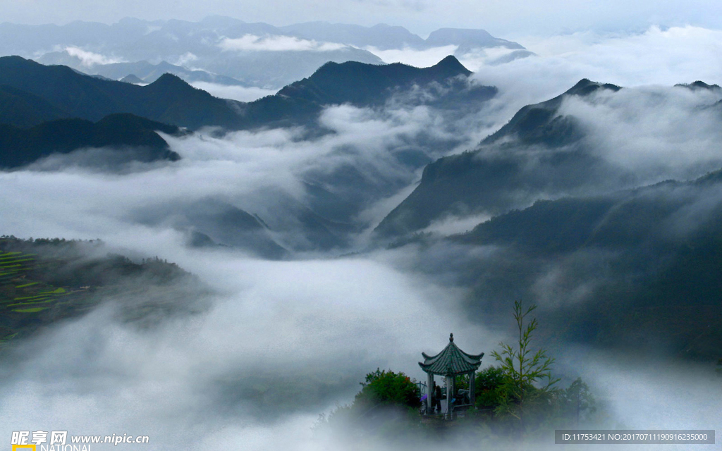 云雾里的山峦