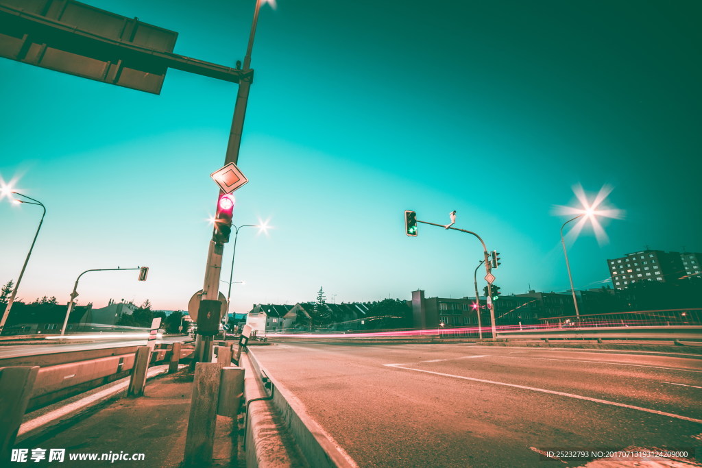 夜晚柏油路
