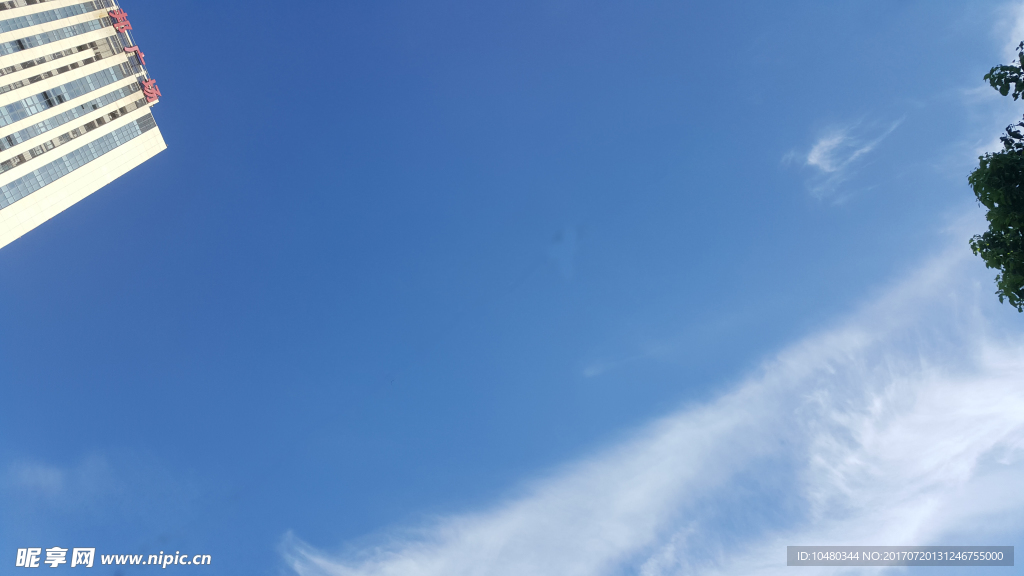 炎炎盛夏之蓝天卷云