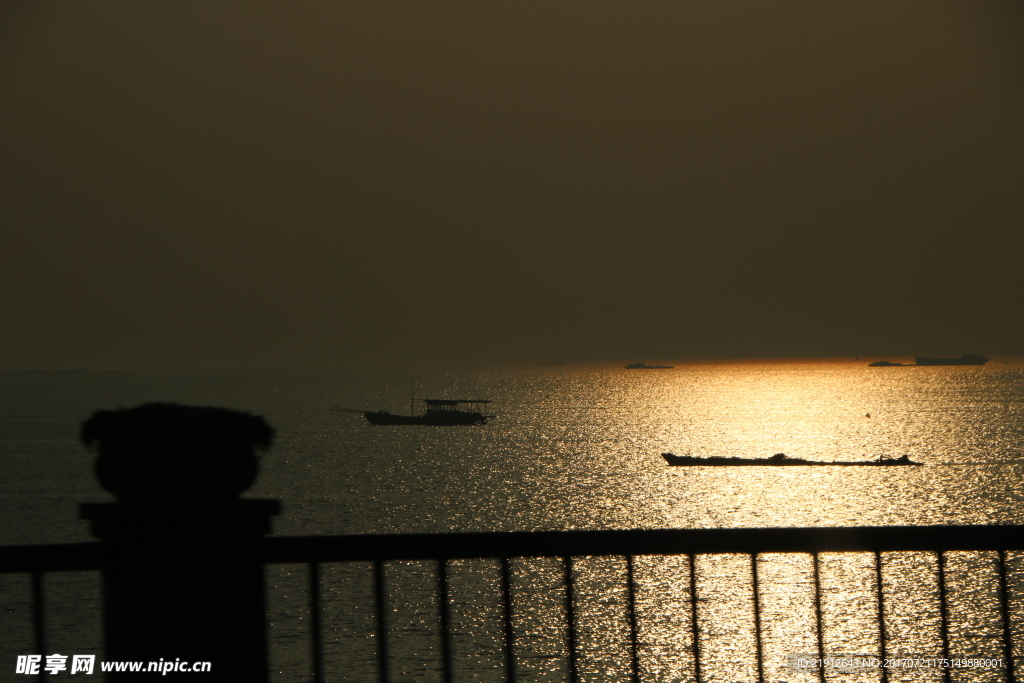 夕阳湖面