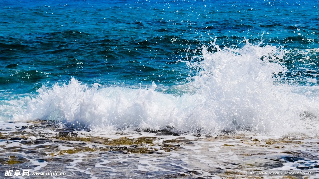 海上波涛澎湃图片