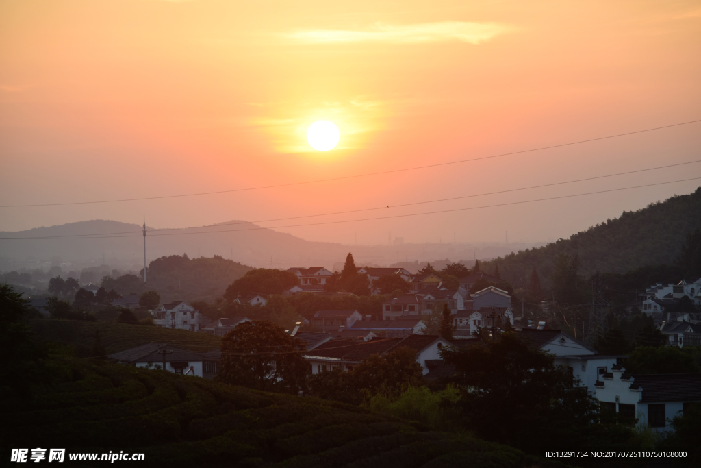 夕阳下的小山村