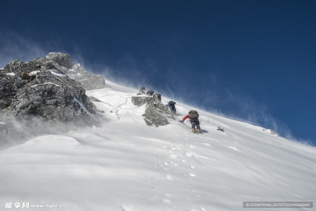 挑战雪山的爬山队