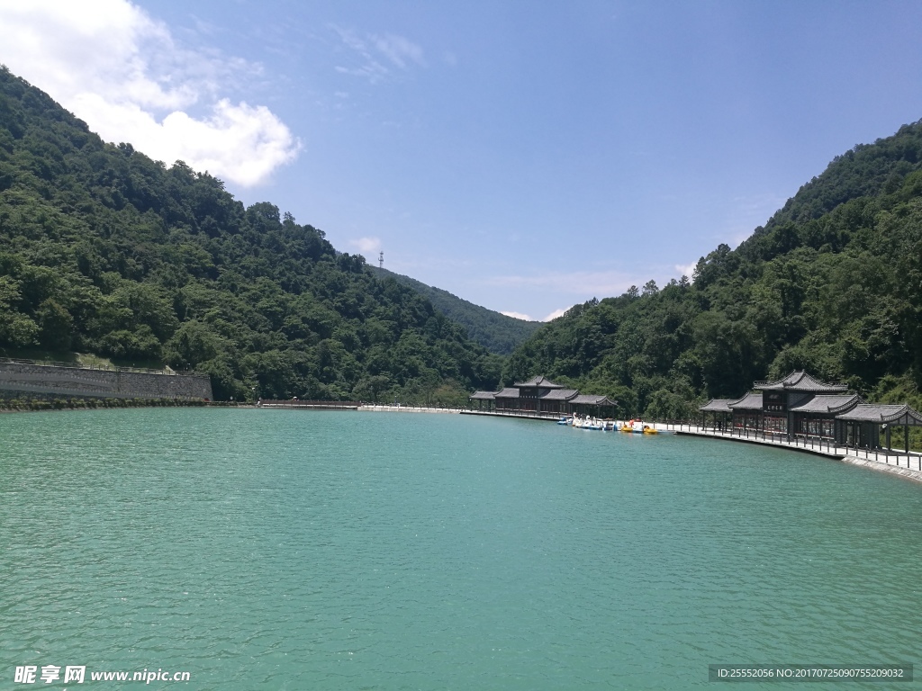湖  蓝天  白云