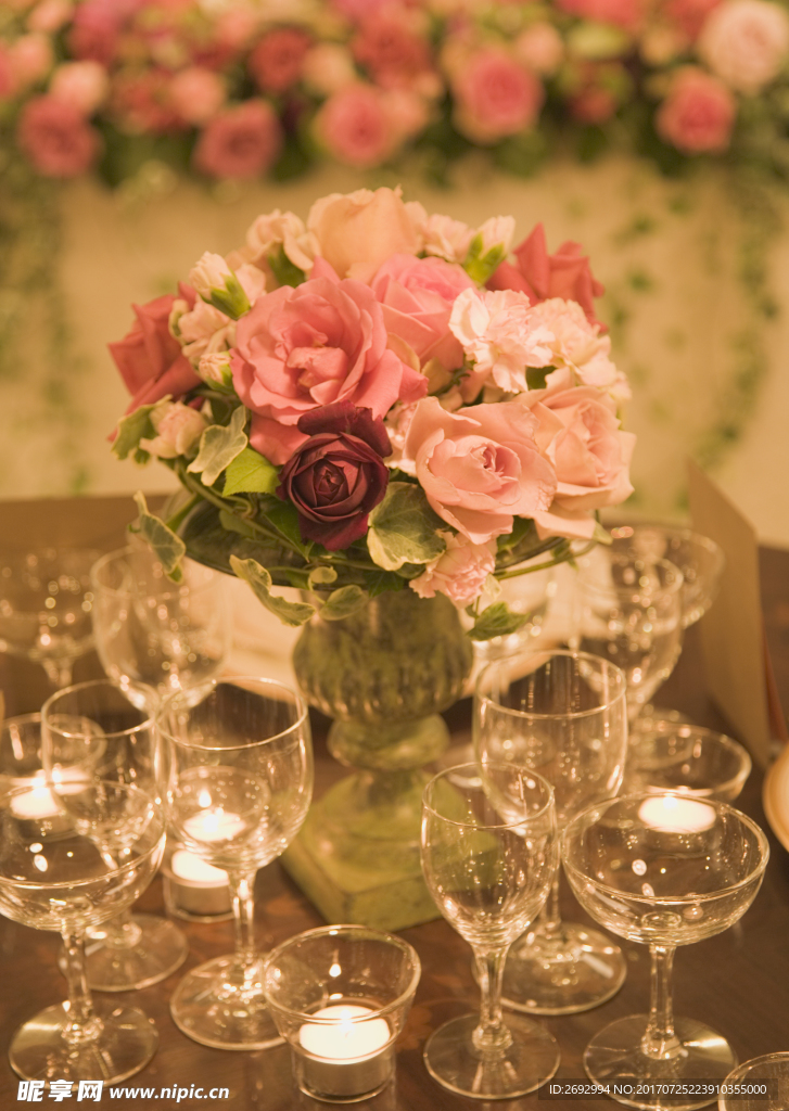 桌子上的红酒杯和鲜花