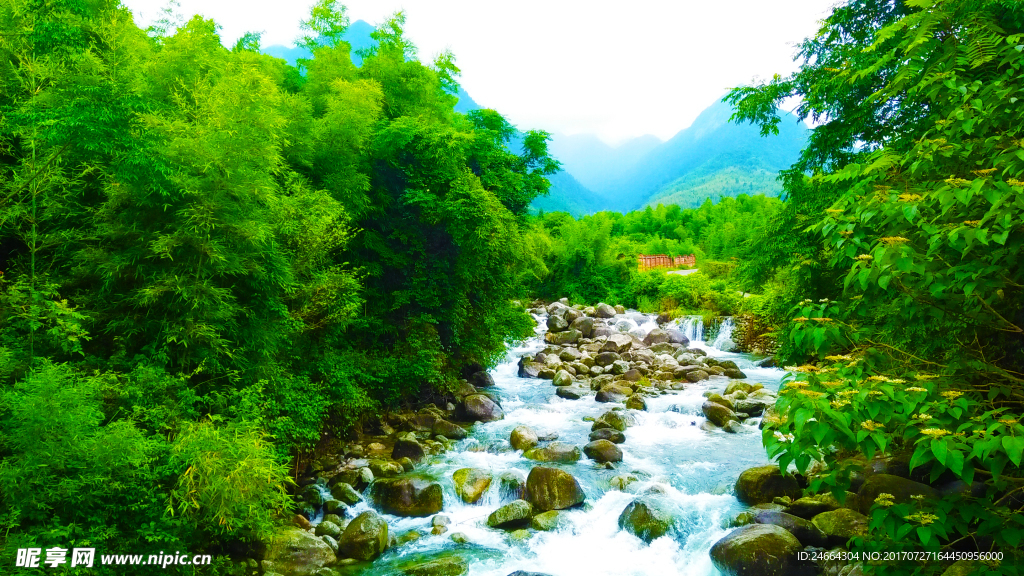 山间溪流