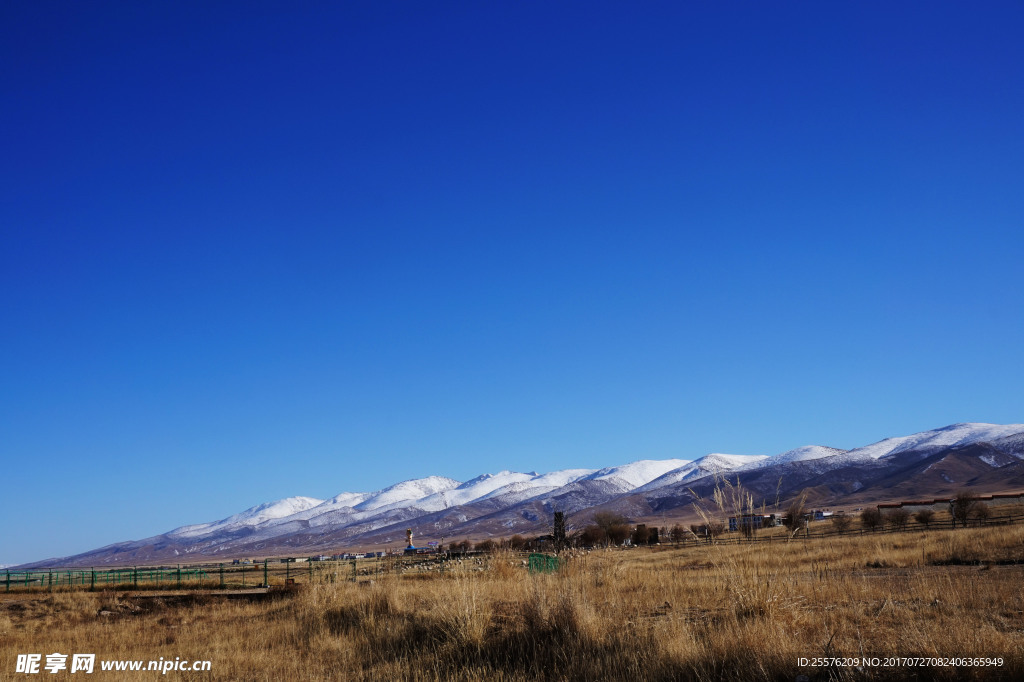草原雪山