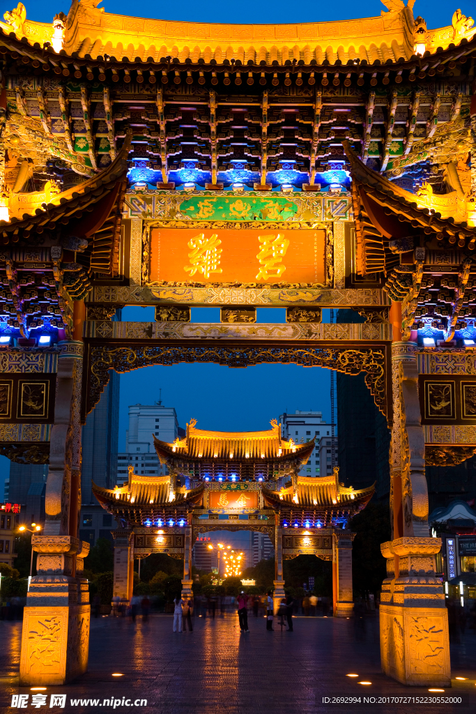 夜景碧鸡