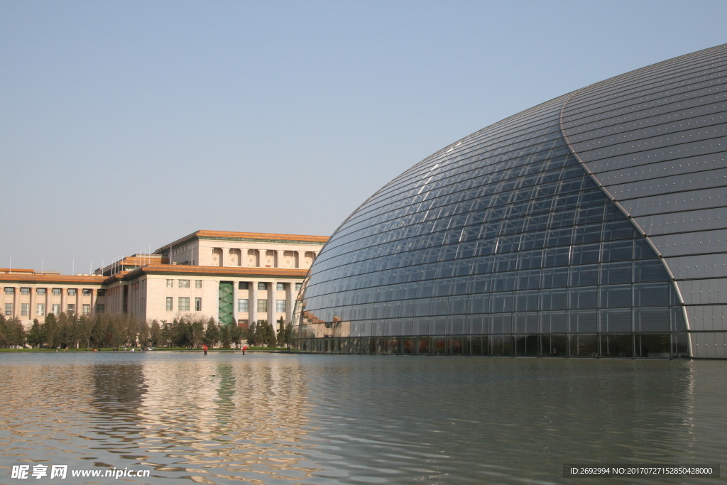 盖子型建筑半边摄影图