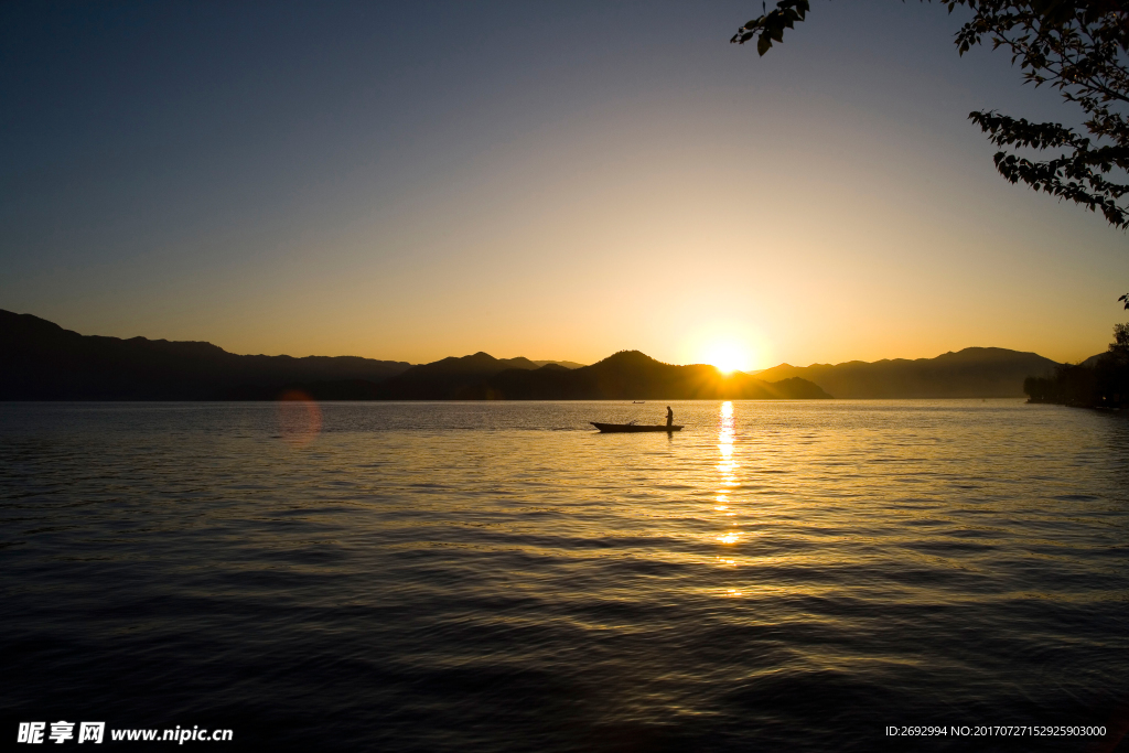 泸沽湖夕阳湖面.