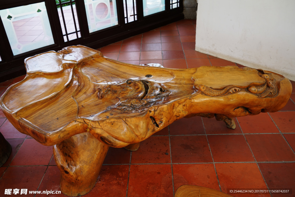 雕刻木桌