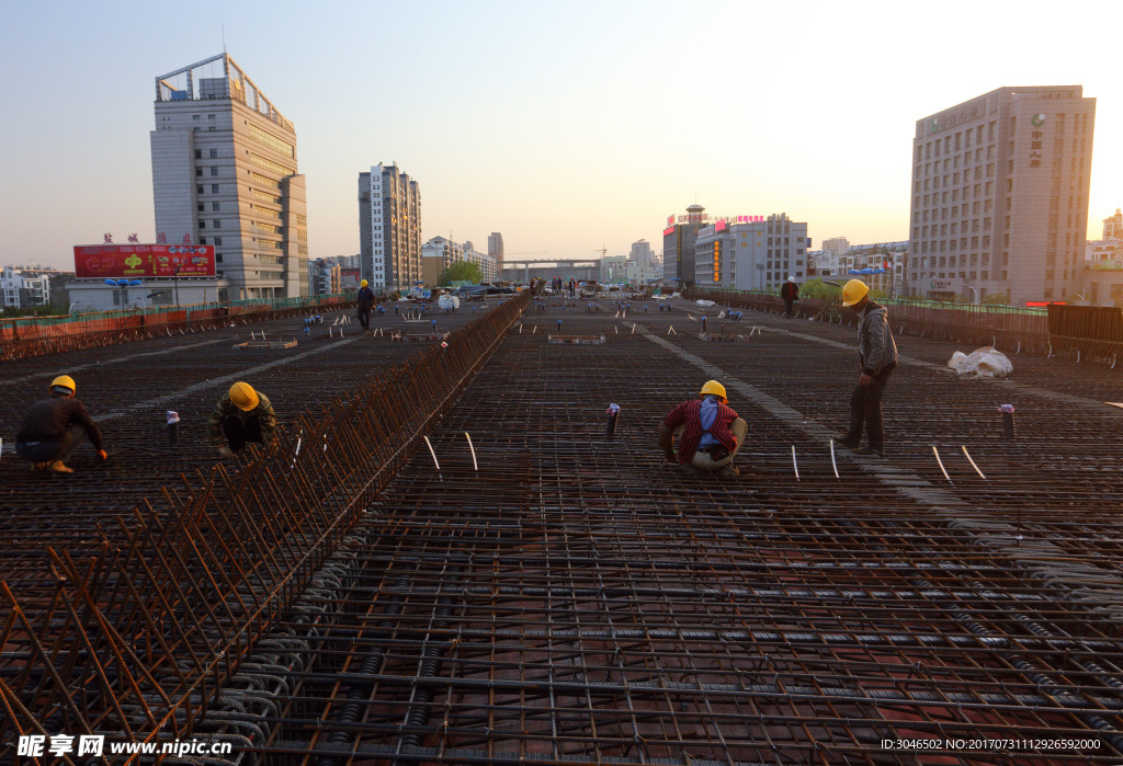 建筑工地工人施工图