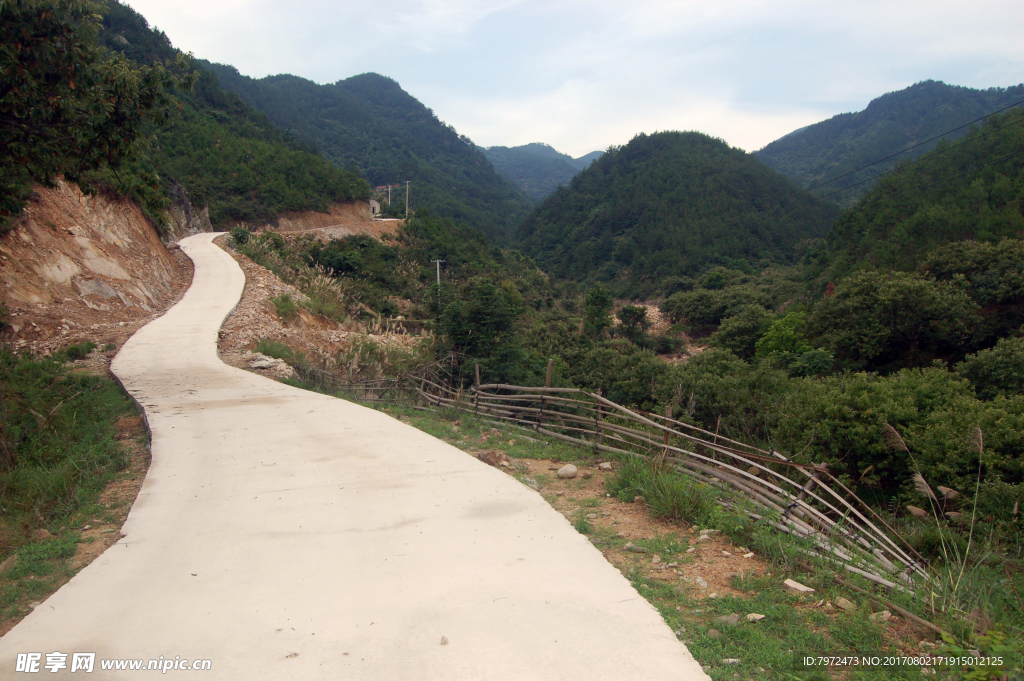 进山水泥路