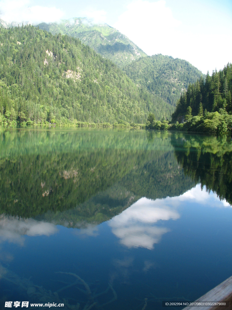 美丽山林湖泊美景