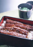 黑色盒子里装的饭和烤排骨