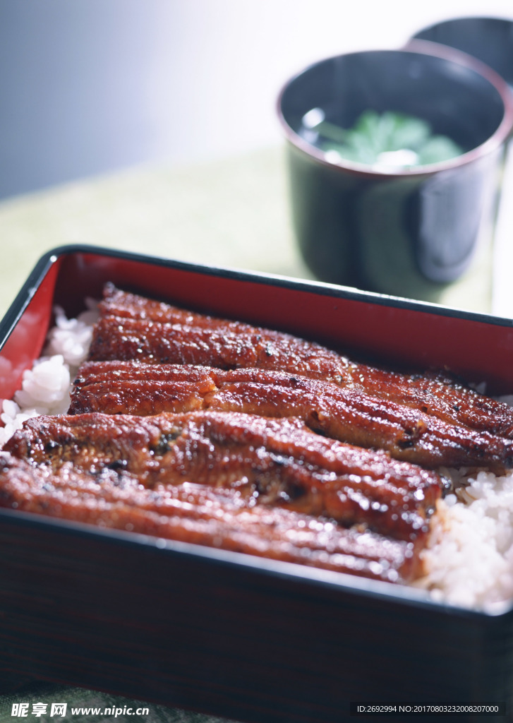 黑色盒子里装的饭和烤排骨
