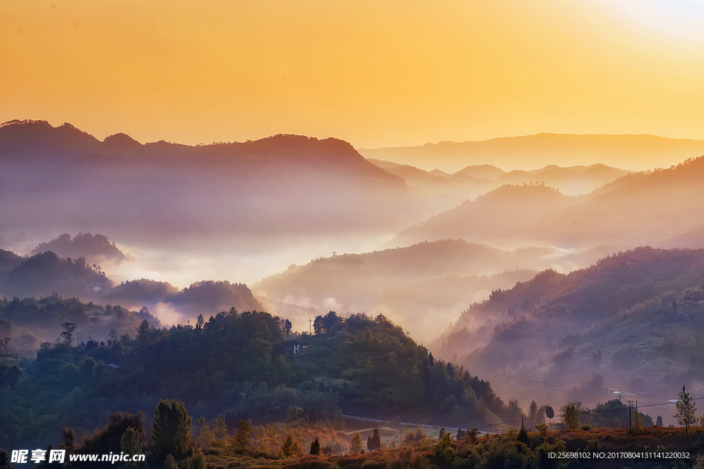 云雾山间