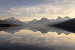 雪山下的湖水
