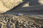 青海沙岛滑沙的人