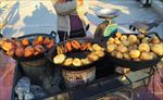 塔尔寺外烤红薯煎土豆的小贩