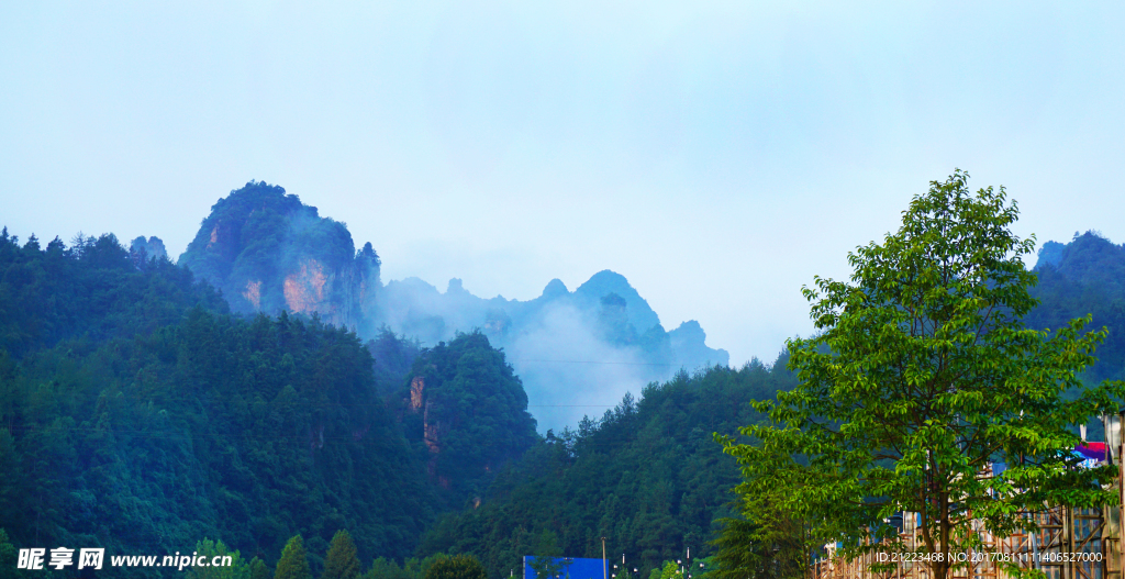 雾似轻纱的大山