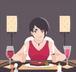 优雅的女人在餐厅里吃牛排