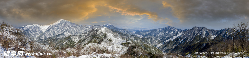 白雪覆盖的山峰全景