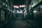 胡同夜晚灯光