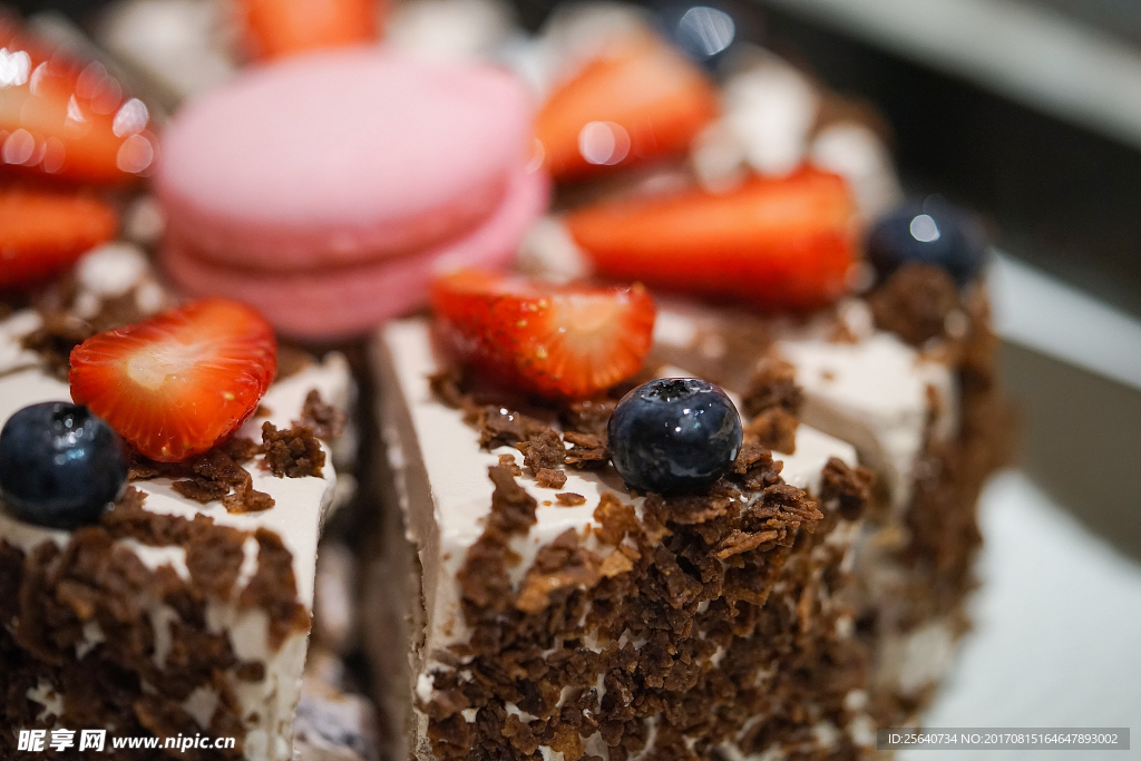 马卡龙草莓巧克力蛋糕