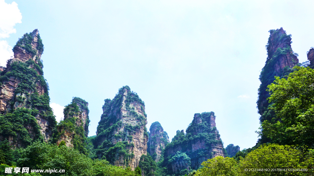 金鞭溪景区的群山